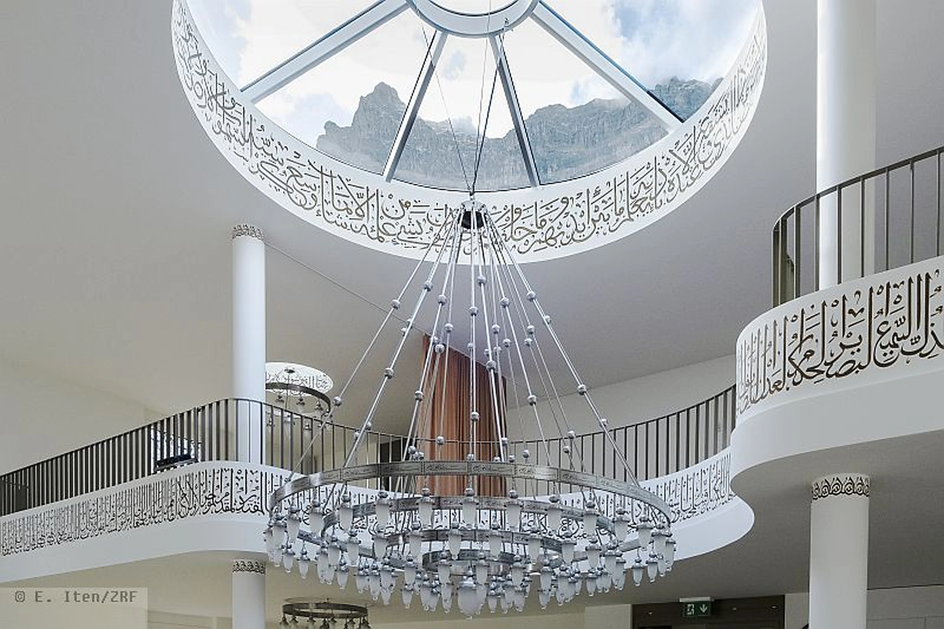 Glaskuppel und Kronleuchter der Moschee